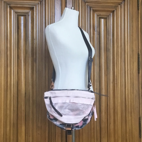 Lululemon Wamo Camo Go Lightly Bag - Picture 4 of 16